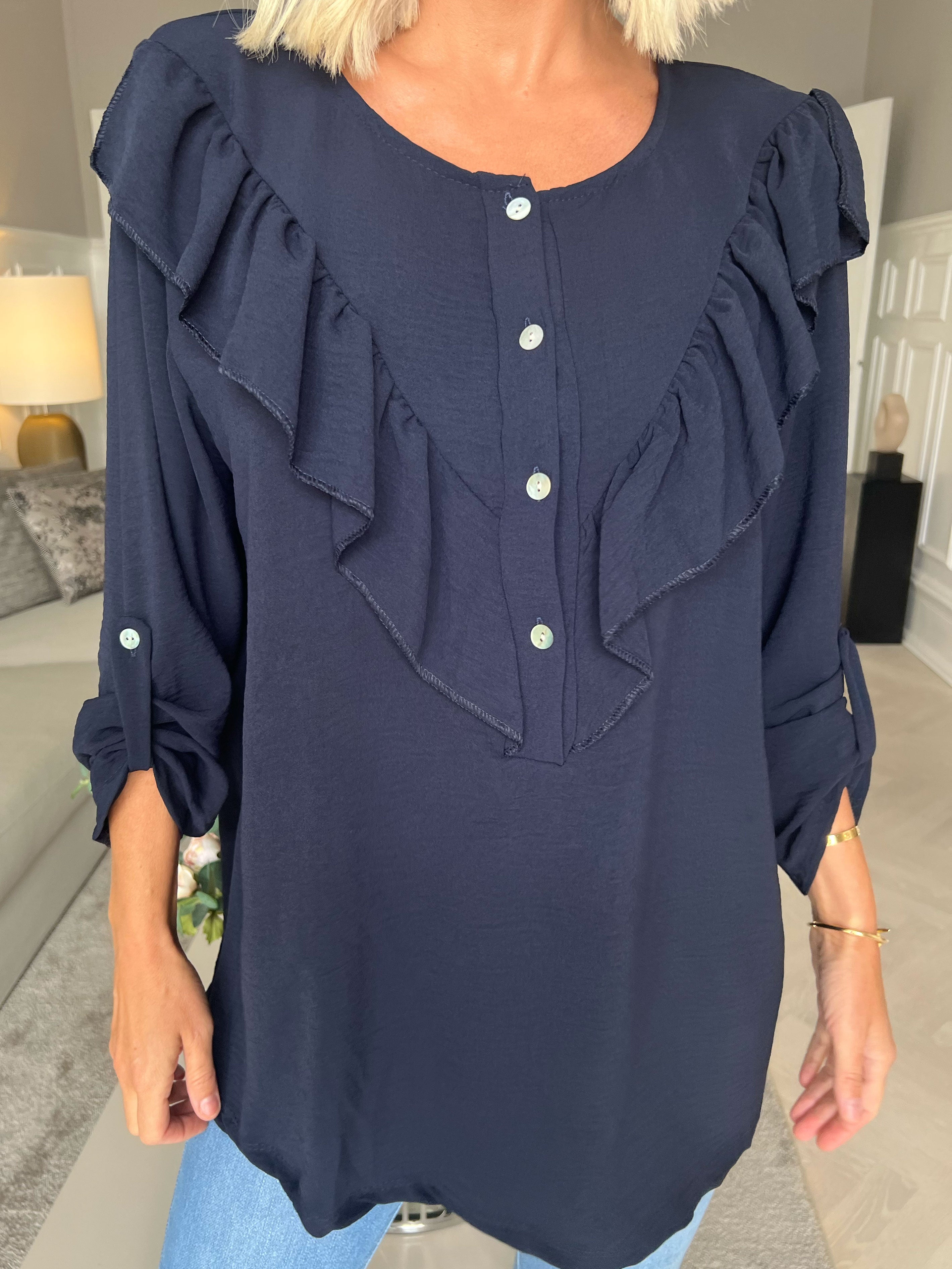 Nicola - Sød bluse med flæser og knapper